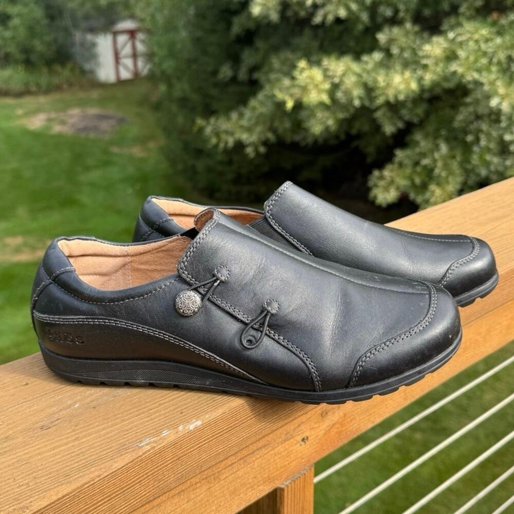 Taos size 8.5 Blend Black Leather Comfort Shoes *Missing one medallion